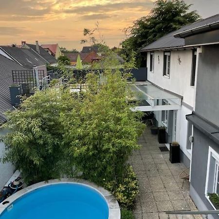 Villa Outlet Center House, Pool-Jacuzzi-Garden-Sundeck Parndorf Esterno foto