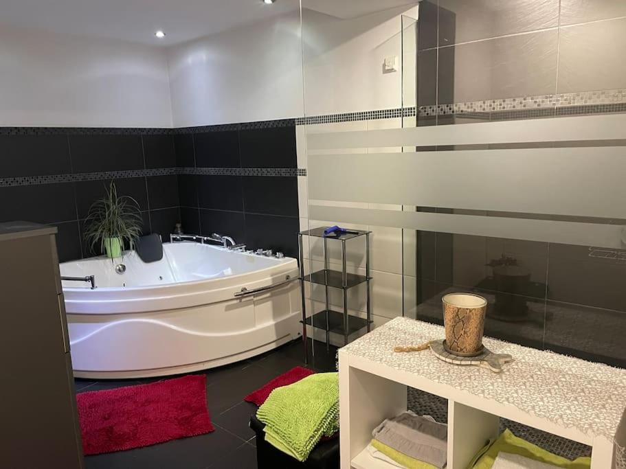Villa Outlet Center House, Pool-Jacuzzi-Garden-Sundeck Parndorf Esterno foto