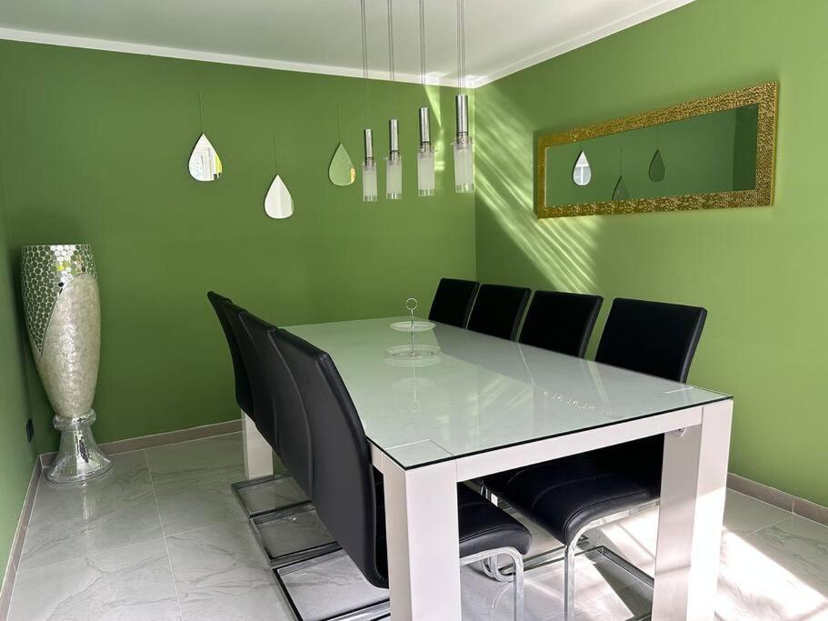 Villa Outlet Center House, Pool-Jacuzzi-Garden-Sundeck Parndorf Esterno foto