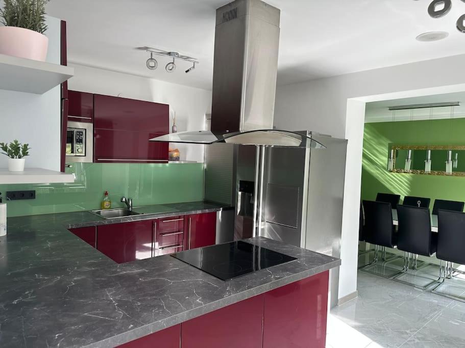 Villa Outlet Center House, Pool-Jacuzzi-Garden-Sundeck Parndorf Esterno foto