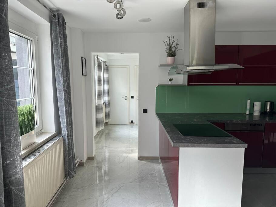 Villa Outlet Center House, Pool-Jacuzzi-Garden-Sundeck Parndorf Esterno foto